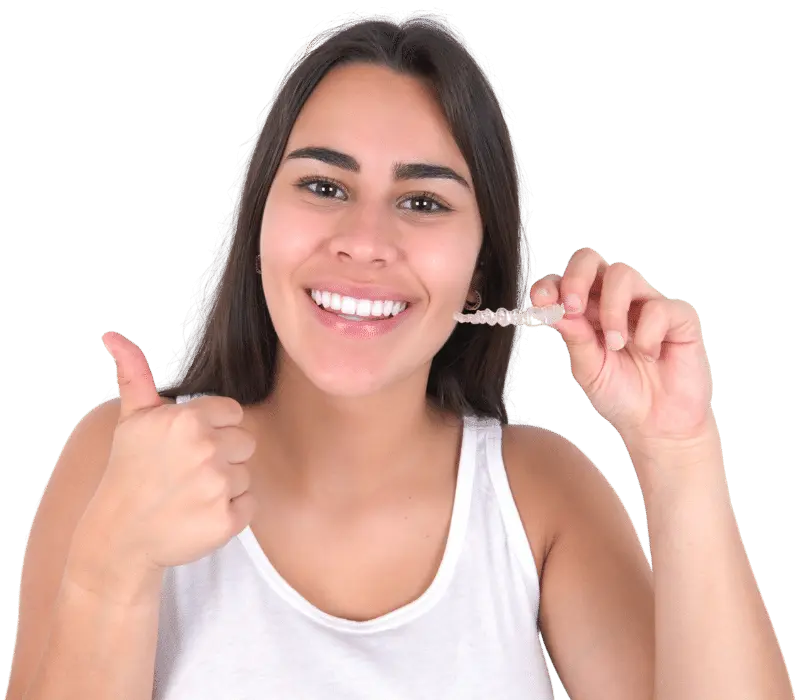 mujer sonriente posando con alineadores transparentes invisalign