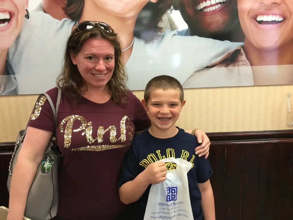 Madre e Hijo Disfrutan de Grandes Sonrisas del Ortodoncista de Nueva Jersey