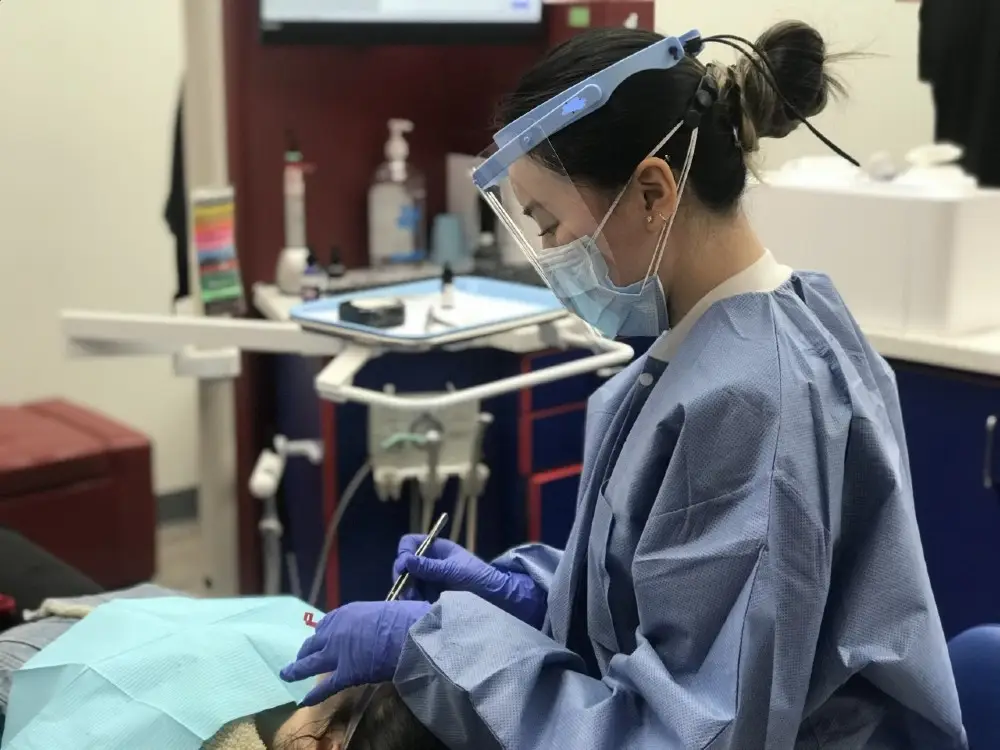 Asistente de Ortodoncia Tratando a un Paciente