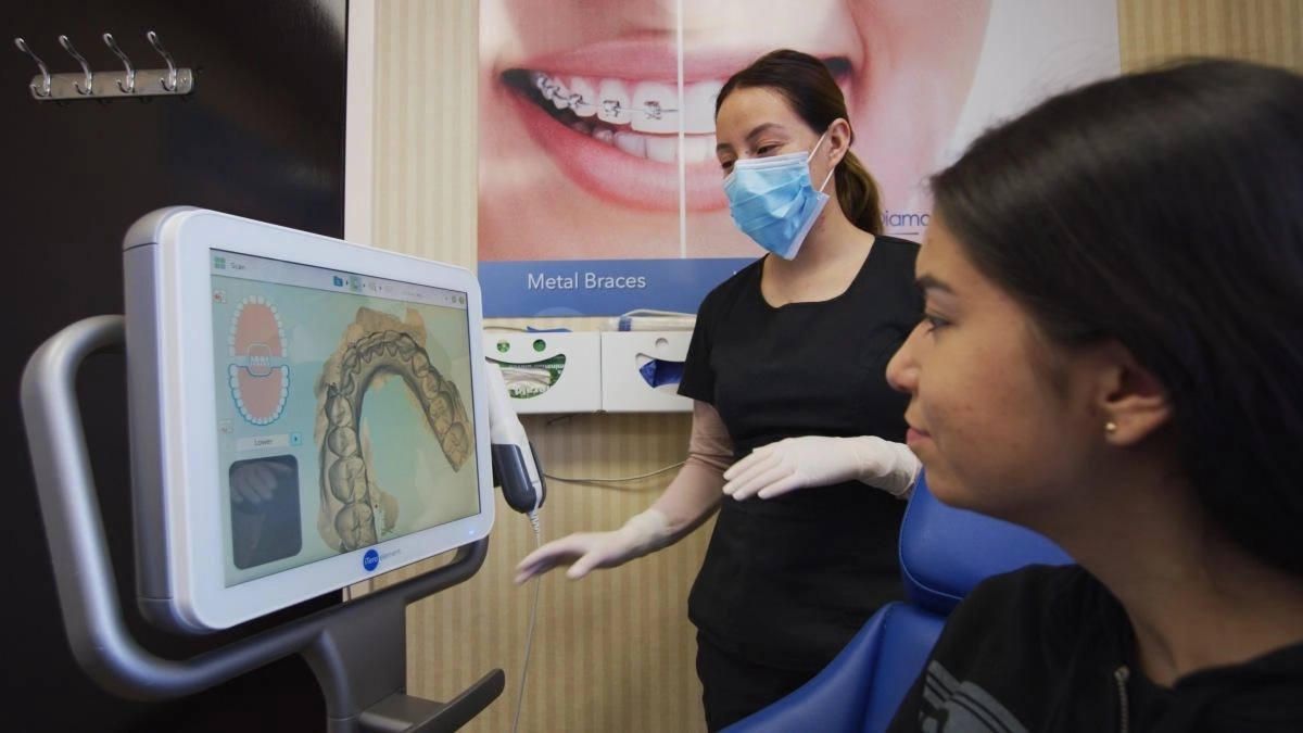 diamondbraces technician shows patient itero d intraoral scan at washington heights consultation office
